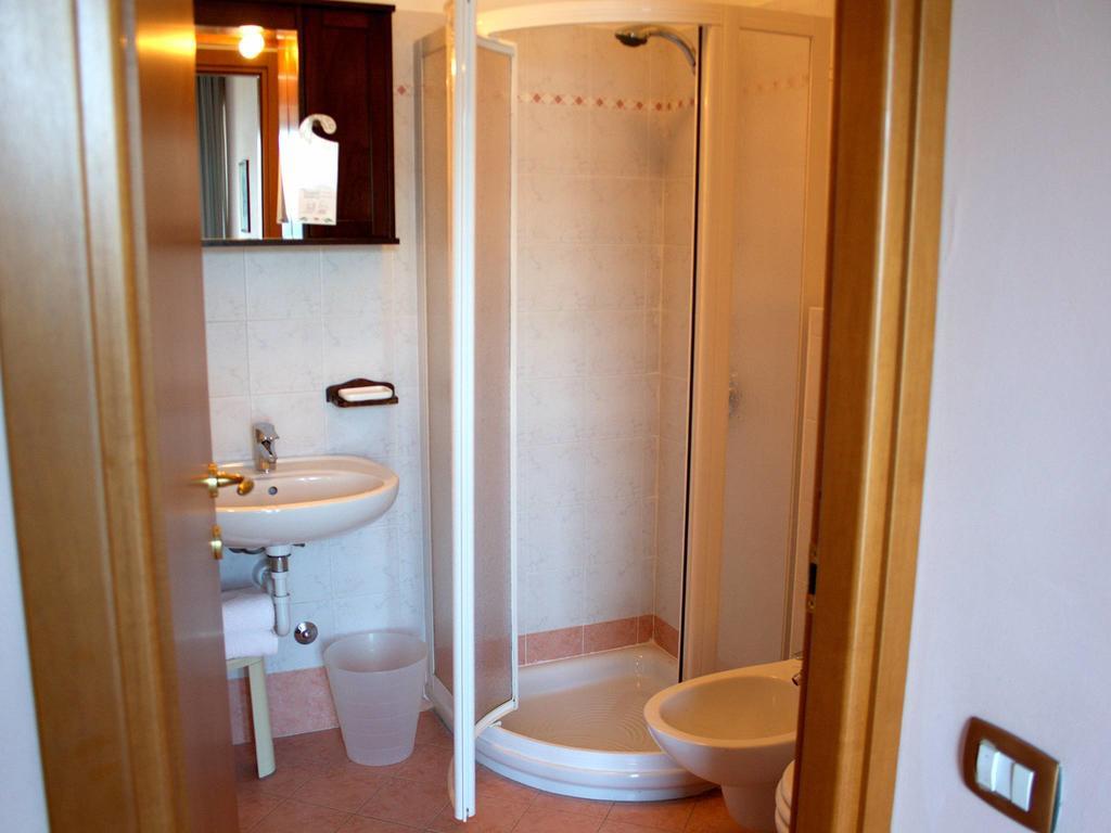 Hotel Menapace Torri Del Benaco Buitenkant foto